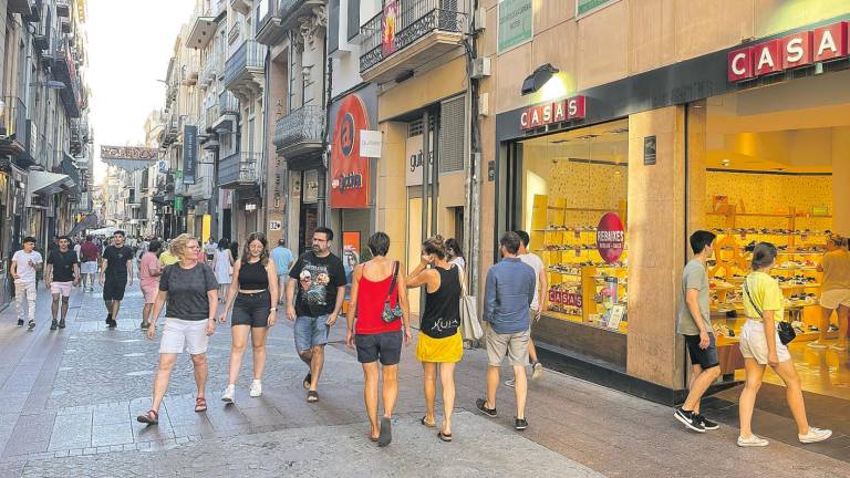 La calle Monterols es una zona multitudinaria por su presencia comercial y como punto de unión entre dos plazas principales como la del Mercadal y la de Prim. foto: ALBA MARINÉ