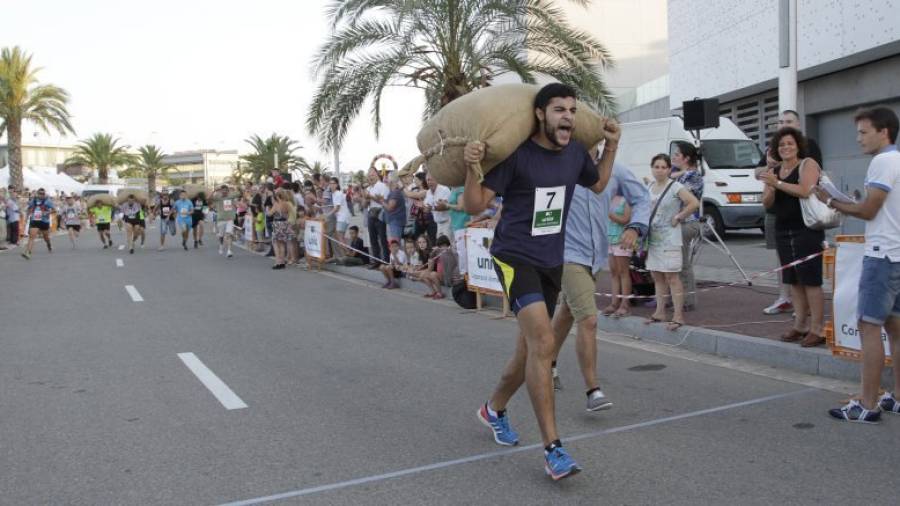 Youness El Hannach va ser el guanyador de la cursa de portadors de sacs d´avellanes l´any passat. Foto: P. F.