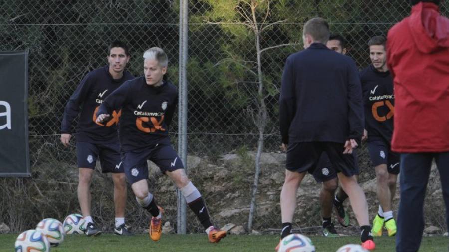 Javi Martínez, durante el entrenamiento de ayer, rodeado por Mossa (de espaldas) y Marc Martínez (a la derecha). Foto: Pere Ferré