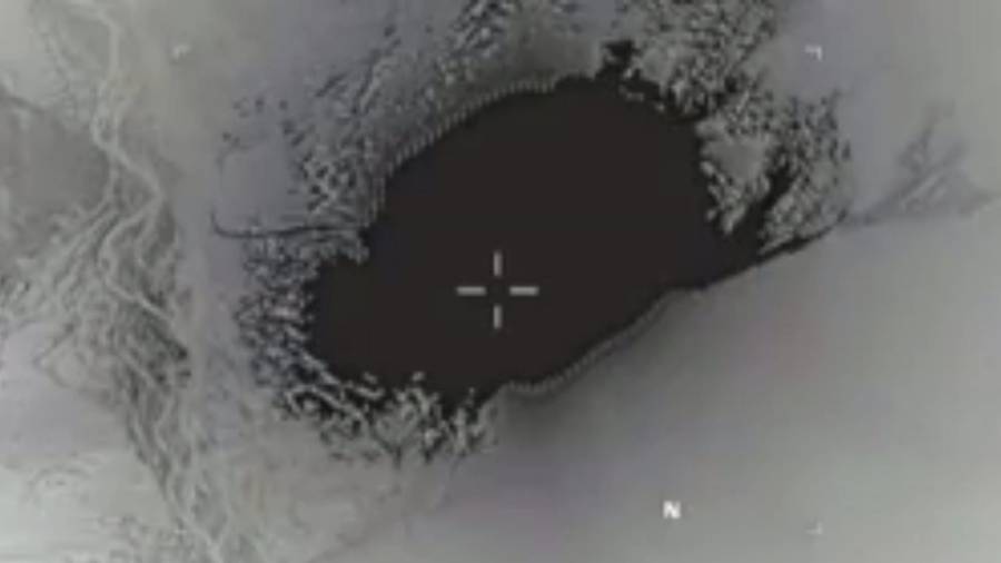 Fotograma del vídeo que muestra el momento en que la bomba GBU-43 impacta contra una base del ISIS en la provincia de Nangarhar. FOTO: EFE