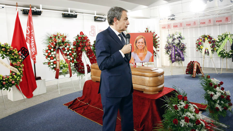 El expresidente José Luis Rodríguez Zapatero recordó el emblemático ´capitán, mande firmes´ que pronunciara Chacón como ministra. FOTO: INMA MESA/EFE