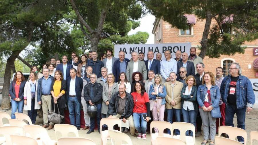 Imagen de los representantes políticos y económicos que han apoyado el Manifest de Vila-seca. Foto: Alba Mariné