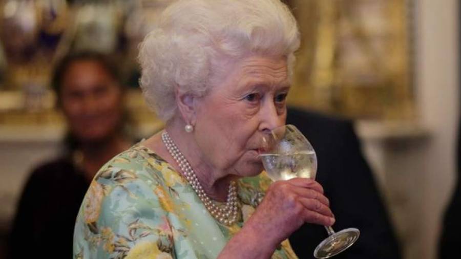 Isabel II degustando un gin tonic.