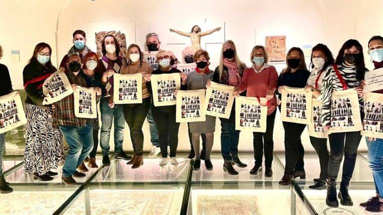 Dones amb Iniciativa del Vendrell ha confeccionado una bolsa solidaria para el Club Social El Llorer.