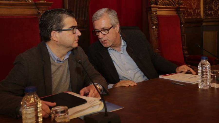 El alcalde de Tarragona, Josep Fèlix Ballesteros, este viernes hablando con José Luis Martín (PP). FOTO: Lluís Milián