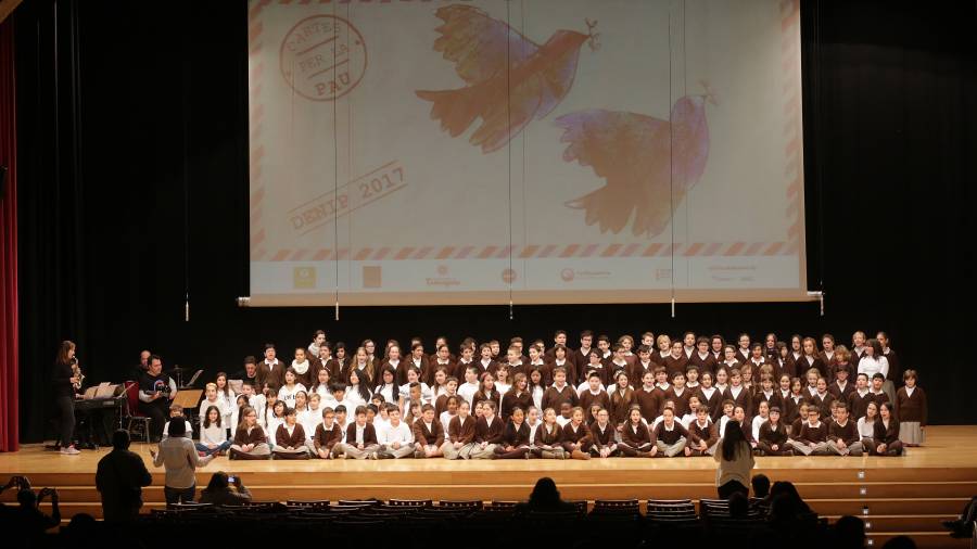 Los niños de trece centros educativos protagonizaron una gran cantada a favor de la paz. FOTO: LLUÍS MILIÁN