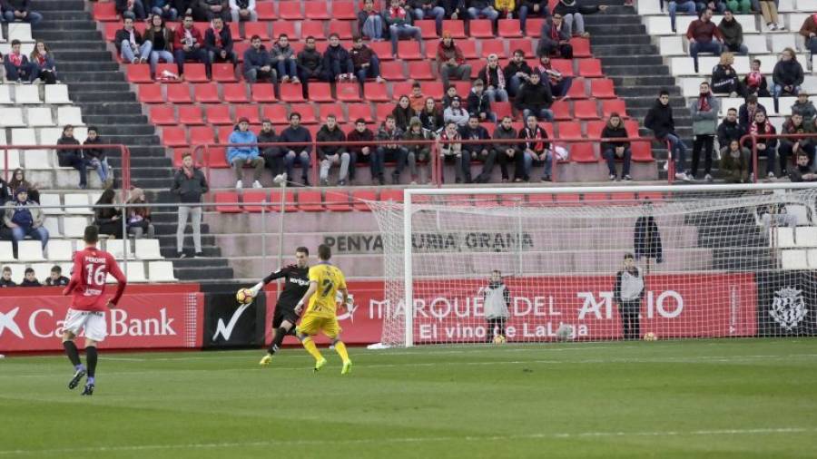 La zona de detrás de la portería de Gol Muntanya tuvo una ausencia destacada en el partido ante el Alcorcón, la de Orgull Grana. Foto: lluís milián