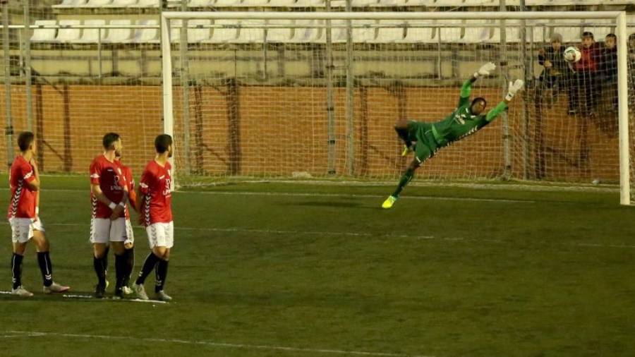 El valencianista Aridai bate de falta directa a Ondoa para subir el 0-3 al marcador. Foto: Lluís Milián