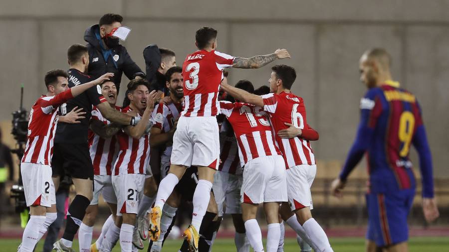 Los jugadores del Athletic de Bilbao celebran el título en el césped del estadio de la Cartuja de Sevilla. FOTO: EFE