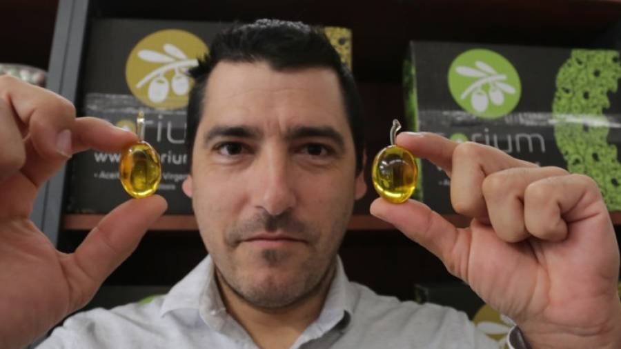 Aitor Susaño muestra dos unidades de las nuevas monodosis de aceite de oliva que fabrica y comercializa. Foto: Lluís Milián