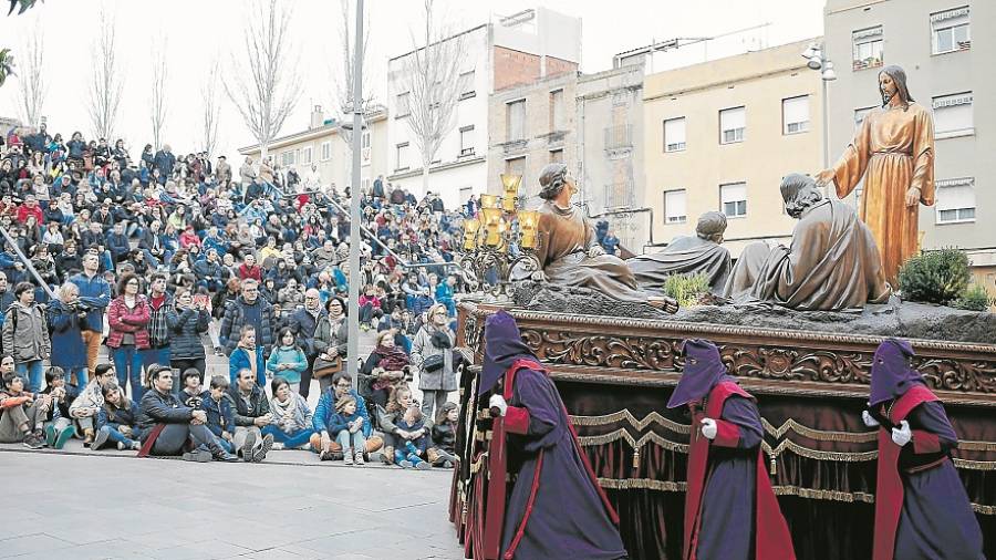 La procesi&oacute;n del Sant Enterrament tiene sus or&iacute;genes en el siglo XVI y es uno de los actos centrales de la Semana Santa de Tarragona. FOTO: F.A.