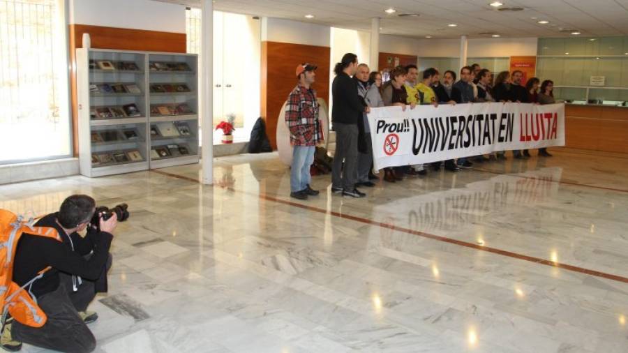 Los sindicatos se concentraron ayer en el Rectorat de la URV para protestar por la reforma. Foto: Lluís Milián