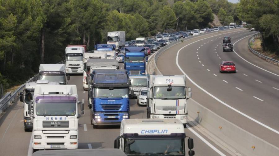 Los transportistas denunciaron la peligrosidad y saturación de la carretera con una marcha lenta en la autopista. Foto: LLUÍS MILIÁN