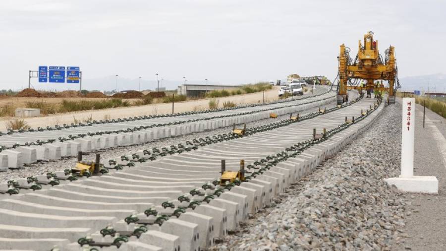 Un momento de los trabajos de instalación de las traviesas, en el tramo del Corredor del Mediterrani a su paso por el sur del aeropuerto de Reus. Foto: Pere Ferré