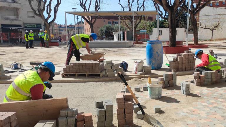 Los operarios, trabajando en la recta final de la remodelación del pavimento de la plaza Catalunya, cuyas obras se prevé que estén terminadas a finales de este mes. foto: m.pedrerol