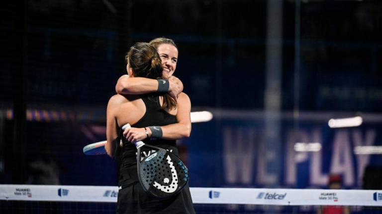 Ari se abraza a Paula Josemaría tars la semifinal. FOTO. World Padel Tour