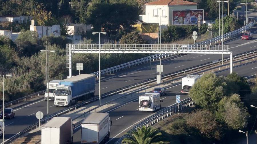 Aquest és un dels dos pòrtics que contolaran els vehicles a l'A-7, a Tarragona. Foto: Lluís Milián/DT