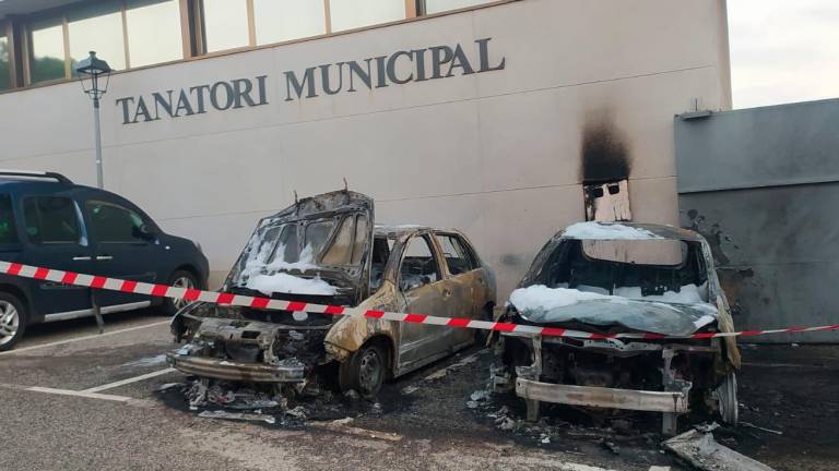 $!Los dos coches completamente quemados y la pared del Tanatorio afectada. Foto: DT