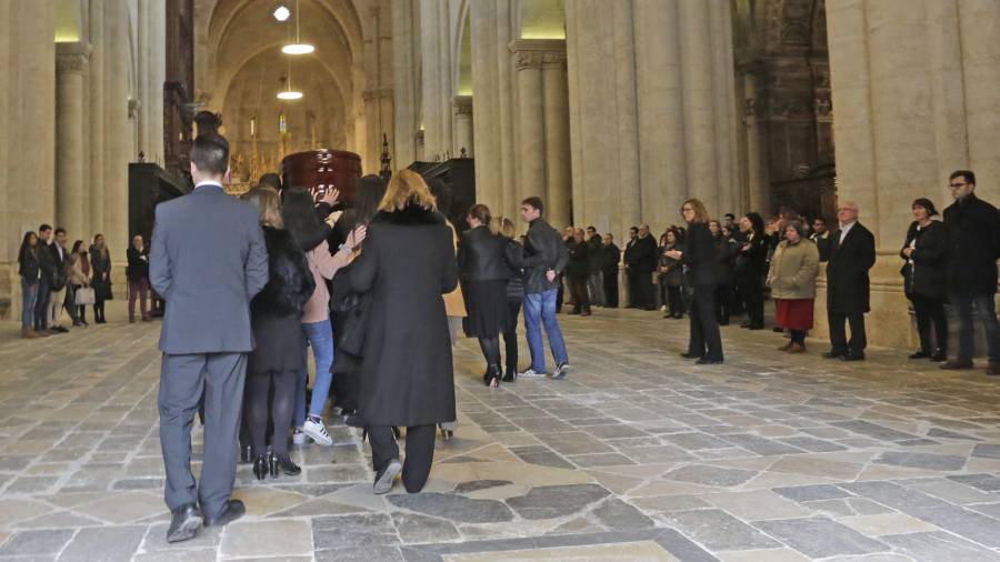 Momento en el que el féretro entraba en la Catedral portado a hombros, ayer por la mañana. FOTO: LLUÍS MILIÁN