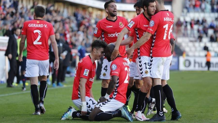 José Naranjo y Achille Emaná, de rodillas frente con frente, celebran el gol rodeado de sus compañeros. Foto: Pere Ferré