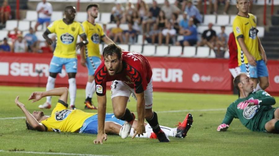 El grana Álex López se levanta del suelo para celebrar el gol ´in extremis´ que salvó un punto. Foto: pere ferré