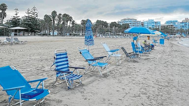 La orilla de la playa de Llevant, a primera hora de un día de verano hace un par de años, con sillas vacías. Foto: Eduard Castaño