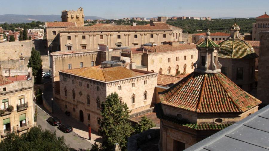 En primer término el Seminari Pontifici y, al fondo, el Palau de l’Arquebisbat de Tarragona. FOTO: LLUÍS MILIÁN