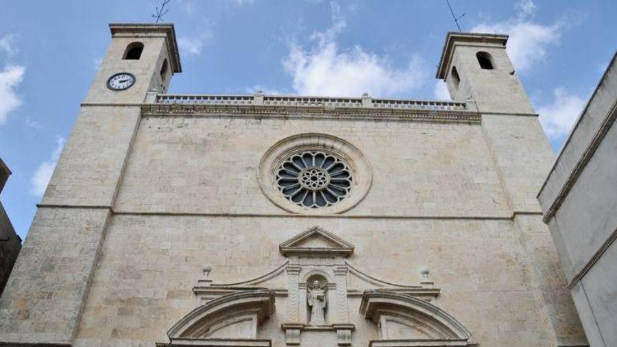 Una de las torres de la iglesia tiene una muesca del ataque de los franceses.