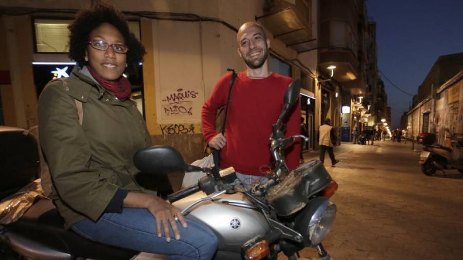 Clarisse y Romain, dos jóvenes franceses afincados en Tarragona desde hace años. Foto: Lluís Milián