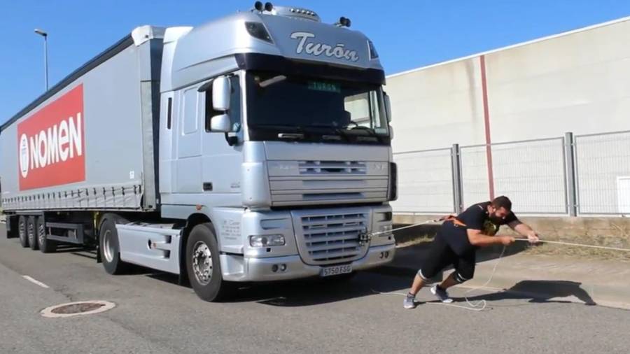 Joan Ferrer Casanova, de Deltebre, arrastrando un camión. FOTO: cedida