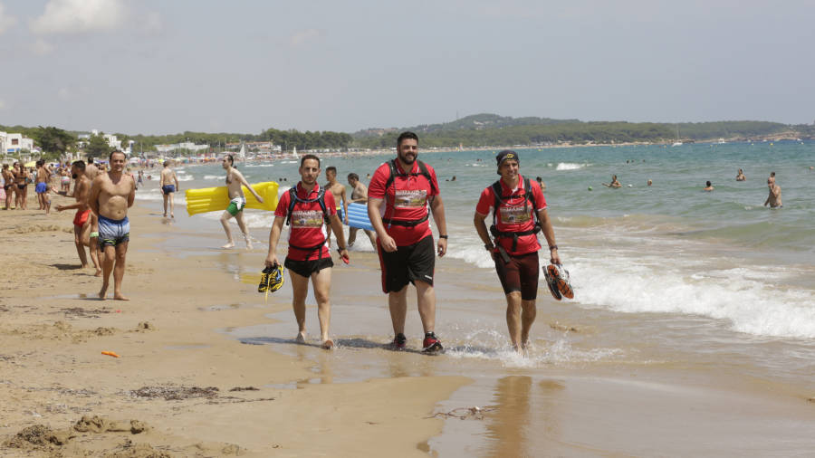 Antonio, Óscar y Carmelo en uno de los momentos de su travesía, por la playa de Tarragona. Foto: Lluís Milián
