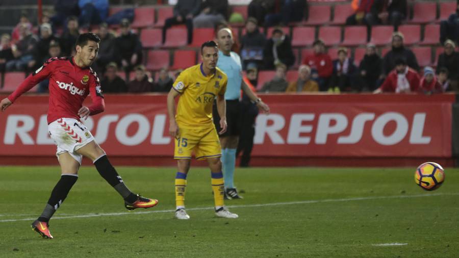 Delgado anota en el empate a uno contra el Alcorc&oacute;n en Tarragona. Foto: Llu&iacute;s Mili&aacute;n