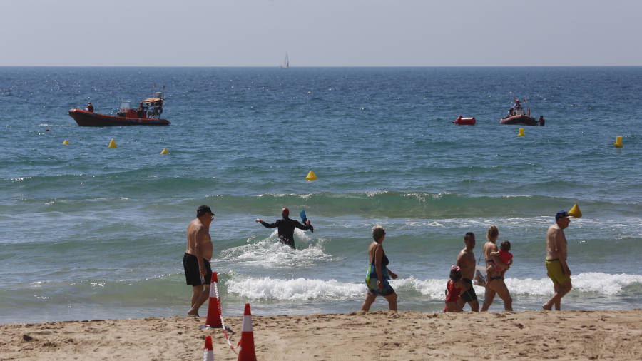 Ayer se realizaron las pruebas de socorrismo en las playas de l’Arrabassada. FOTO: PERE FERRÉ