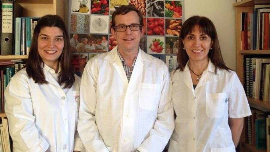 Los investigadores Cíntia Ferreira-Pêgo, Jordi Salas-Salvadó y Nancy Babio, autores del estudio. Foto: cedida