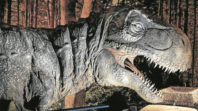 Un gigantesco Tyrannosaurus Rex ruge con la fuerza ante el p&uacute;blico. FOTO: jurassic world: the exhibition