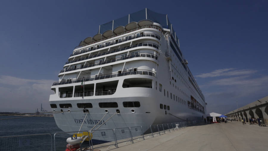 El crucero Costa neoRiviera atracado en el Puerto de Tarragona.Foto:Llu&iacute;s Milian