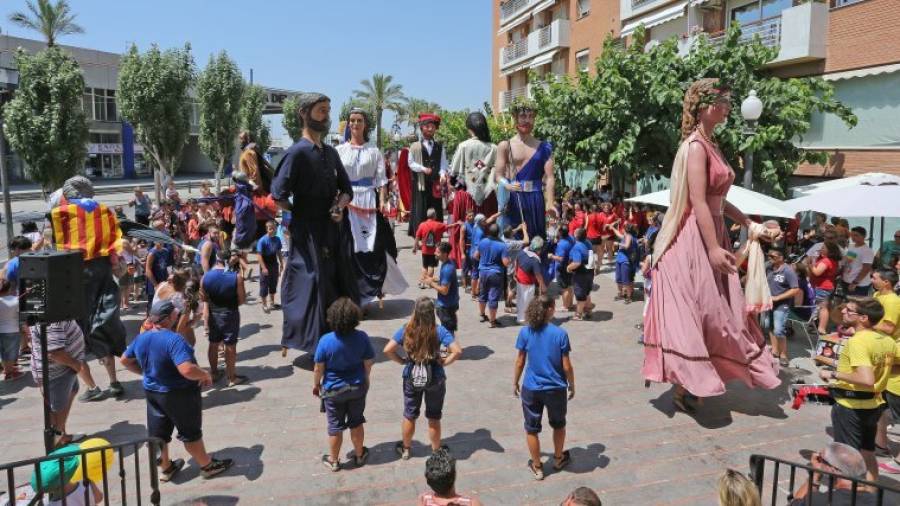 Imagen del baile conjunto final de todos los gegants, en la Plaça del Bisbe Bonet. Foto: Lluís Milián