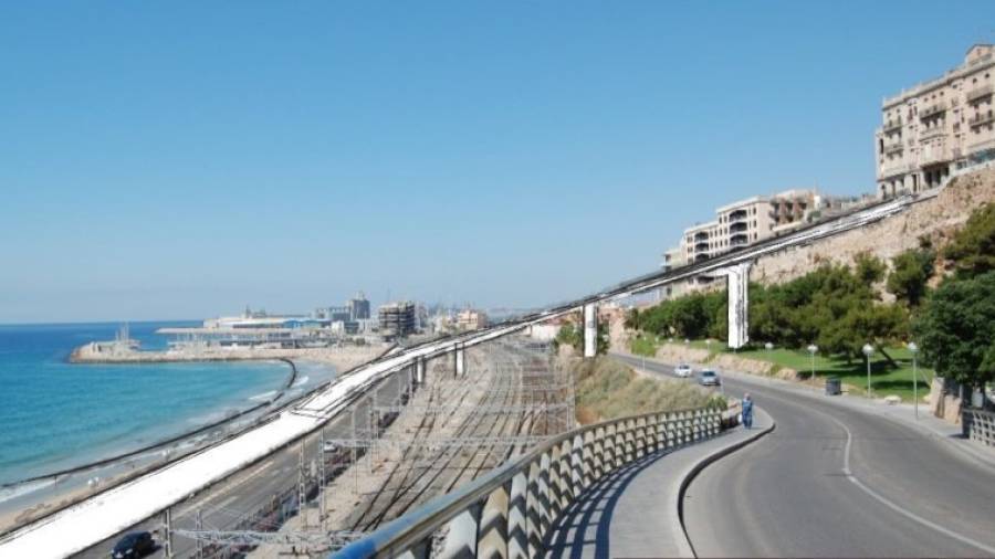 Montaje de la pasarela ideada por Ferran Mora. A diferencia de la proyectada, ésta es más directa hasta el mar.