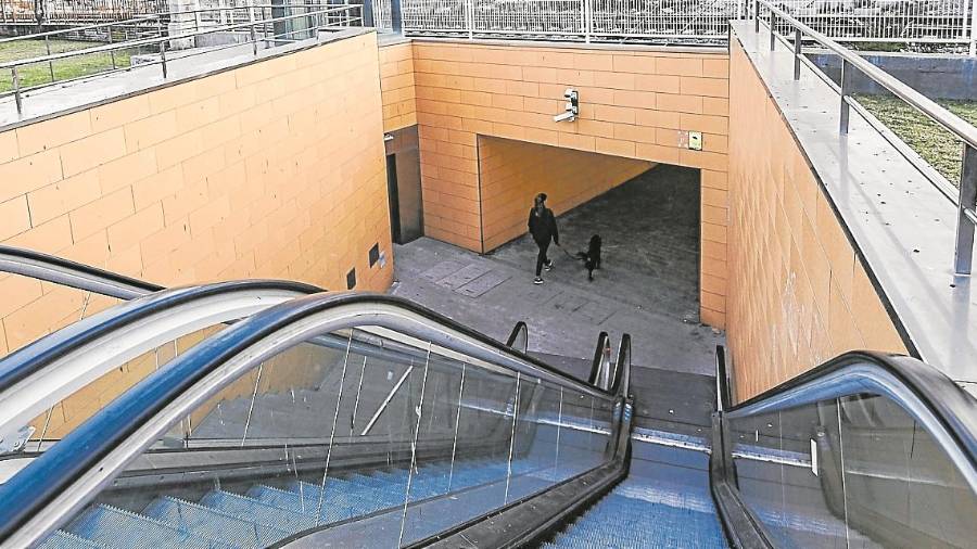 Las escaleras mecánicas también están sin funcionar a menudo. FOTO: ÀNGEL ULLATE