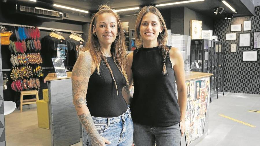Anna Plana (izquierda), con una empleada, en la nueva ubicaci&oacute;n de &Iacute;taca, local de tatuajes. FOTO: Pere Ferr&eacute;