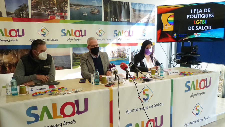 Imagen de la rueda de prensa con Aitor Arruego, referente del SAI, el alcalde, Pere Granados y la concejala de Igualdad Estela Baeza. (de izquierda a derecha) Foto: Cedida