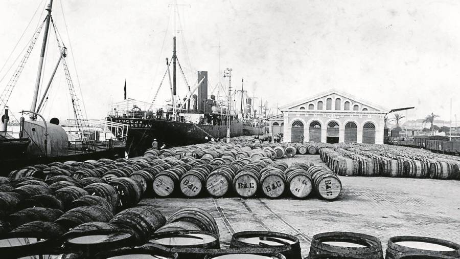 Toneles de vino esperando para ser cargados, en la explanada de delante del Tinglado 1, en el a&ntilde;o 1920. FOTO: arxiu port de tgn/chinchilla