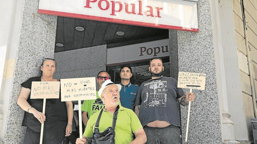 Una protesta de activistas de la PAH delante de la oficina del Banco Popular en la calle Llovera de Reus. Foto: Alfredo González