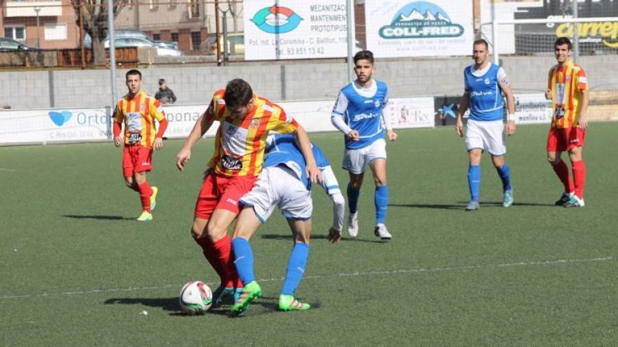 Un jugador del Morell pelea una pelota con un rival del Manlleu ante la mirada de Arjona y Sellarès, en el choque de ayer. Foto: Àlex Ávila/AEC Manlleu