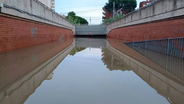 Uno de los pasos inundados de Torredembarra. Foto: Policía Local de Torredembarra
