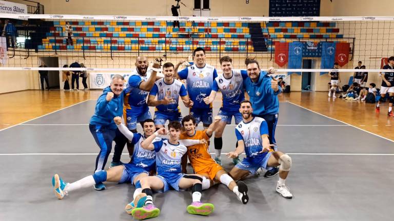 Los jugadores del Roquetes festejando su permanencia en la Superliga 2 tras ganar en Tenerife. foto: volei roquetes