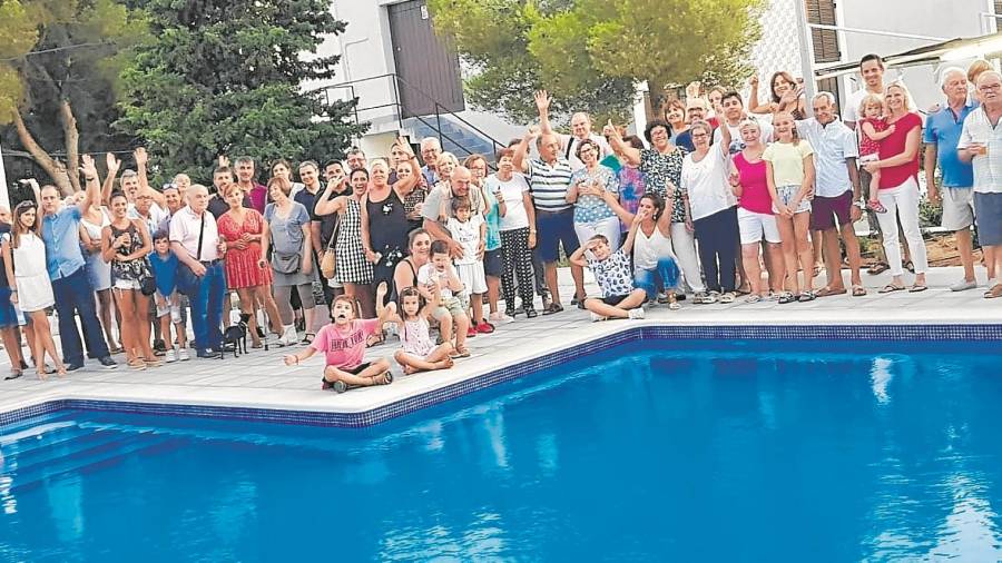 Los vecinos se reunieron en la piscina el día en que se celebró su inauguración, el pasado 2 de agosto. FOTO: CEDIDA