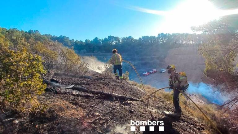 Els bombers durant l’extinció. Foto: Bombers de la Generalitat