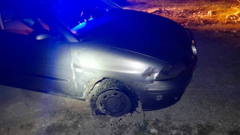 El vehículo de la fuga quedó varado en un camino de tierra tras circular con una rueda pinchada. FOTO: Policía Local
