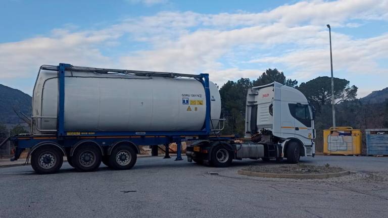 Uno de los camiones cisterna que abastece la localidad del Baix Cmap. FOTO: cedida